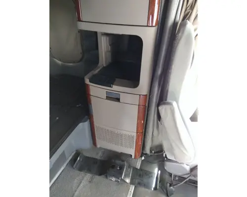 FREIGHTLINER CASCADIA 125 SLEEPER CLOSET