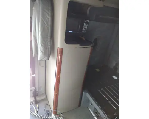 FREIGHTLINER CASCADIA 125 SLEEPER CLOSET