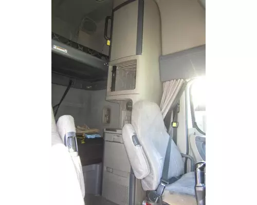 FREIGHTLINER CASCADIA 125 SLEEPER CLOSET