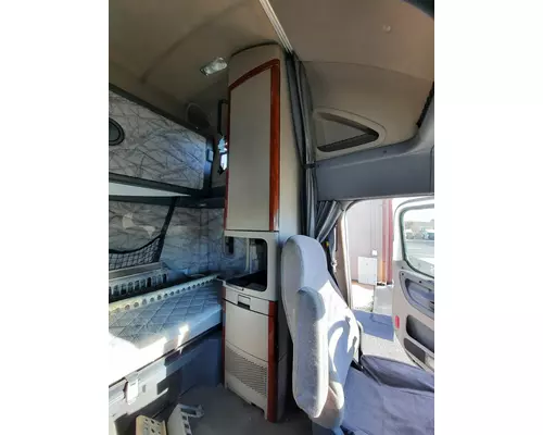 FREIGHTLINER CASCADIA 125 SLEEPER CLOSET