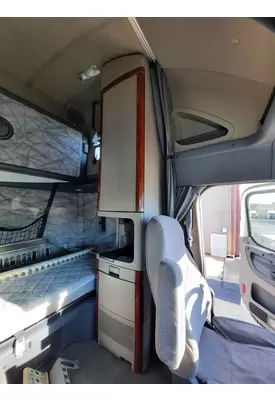 FREIGHTLINER CASCADIA 125 SLEEPER CLOSET