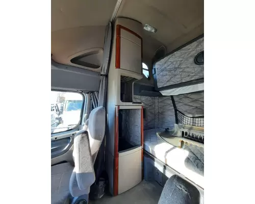 FREIGHTLINER CASCADIA 125 SLEEPER CLOSET