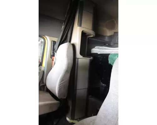 FREIGHTLINER CASCADIA 125 SLEEPER CLOSET