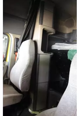 FREIGHTLINER CASCADIA 125 SLEEPER CLOSET