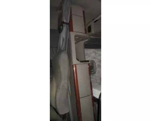 FREIGHTLINER CASCADIA 125 SLEEPER CLOSET