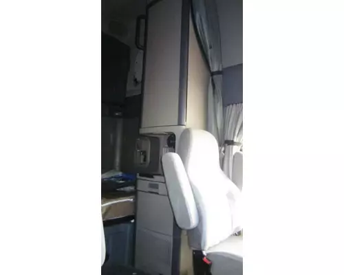 FREIGHTLINER CASCADIA 125 SLEEPER CLOSET