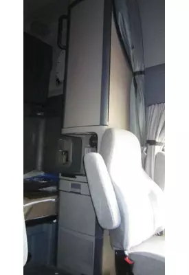 FREIGHTLINER CASCADIA 125 SLEEPER CLOSET