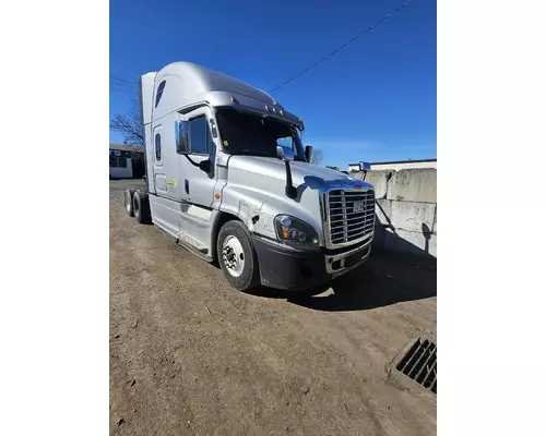FREIGHTLINER CASCADIA 125 WHOLE TRUCK FOR PARTS
