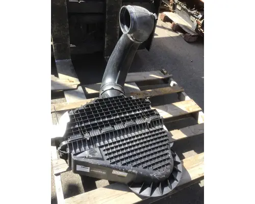 FREIGHTLINER CASCADIA 126 AIR CLEANER