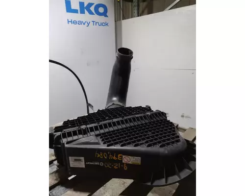 FREIGHTLINER CASCADIA 126 AIR CLEANER