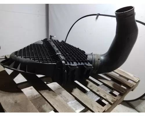 FREIGHTLINER CASCADIA 126 AIR CLEANER