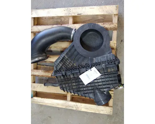 FREIGHTLINER CASCADIA 126 AIR CLEANER