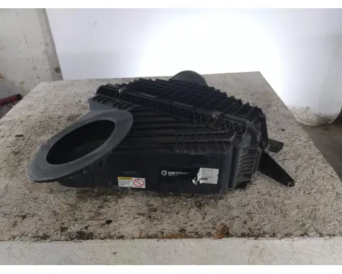FREIGHTLINER CASCADIA 126 AIR CLEANER