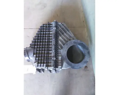 FREIGHTLINER CASCADIA 126 AIR CLEANER