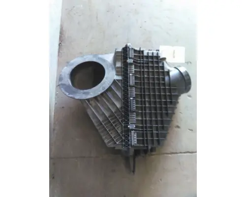 FREIGHTLINER CASCADIA 126 AIR CLEANER