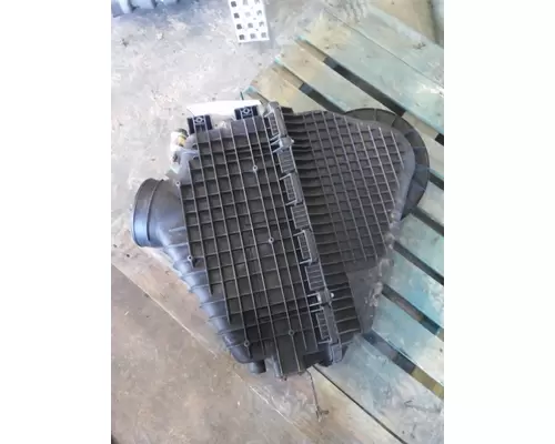 FREIGHTLINER CASCADIA 126 AIR CLEANER