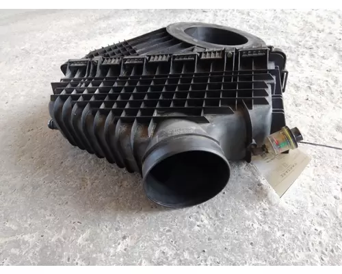 FREIGHTLINER CASCADIA 126 AIR CLEANER