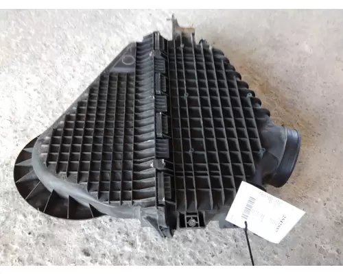 FREIGHTLINER CASCADIA 126 AIR CLEANER