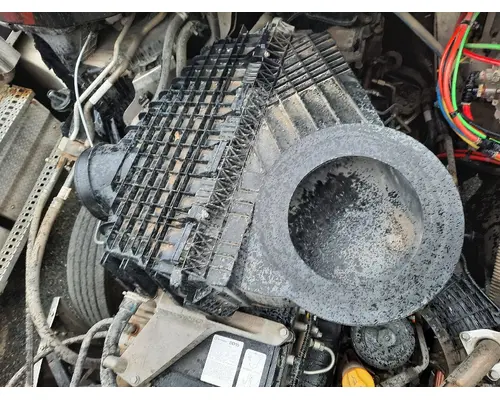FREIGHTLINER CASCADIA 126 AIR CLEANER