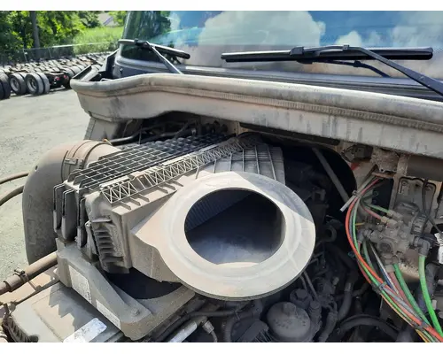 FREIGHTLINER CASCADIA 126 AIR CLEANER