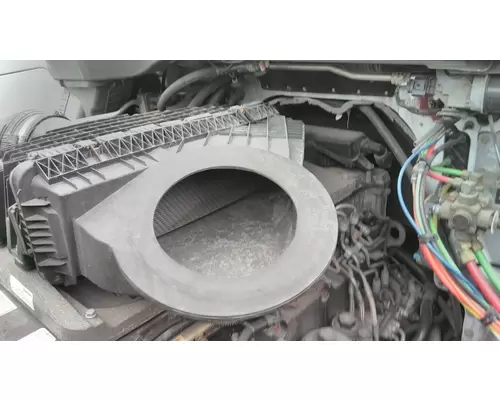 FREIGHTLINER CASCADIA 126 AIR CLEANER