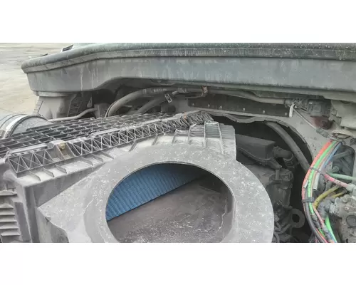 FREIGHTLINER CASCADIA 126 AIR CLEANER