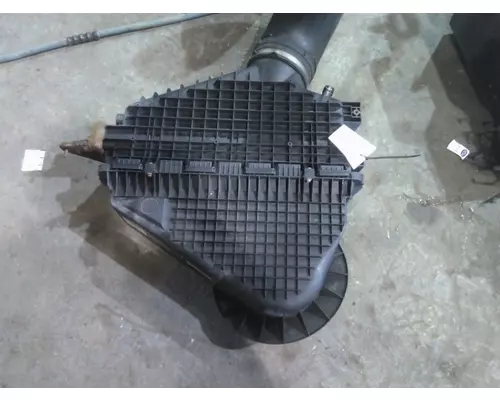FREIGHTLINER CASCADIA 126 AIR CLEANER