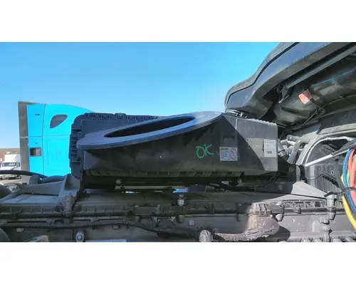FREIGHTLINER CASCADIA 126 AIR CLEANER