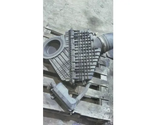 FREIGHTLINER CASCADIA 126 AIR CLEANER