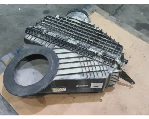 FREIGHTLINER CASCADIA 126 AIR CLEANER