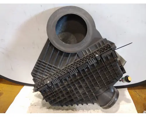 FREIGHTLINER CASCADIA 126 AIR CLEANER