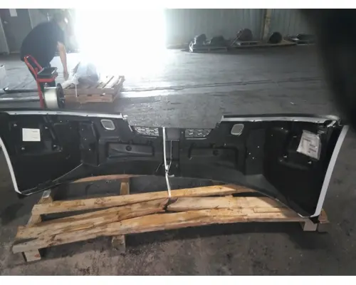 FREIGHTLINER CASCADIA 126 BUMPER ASSEMBLY, FRONT