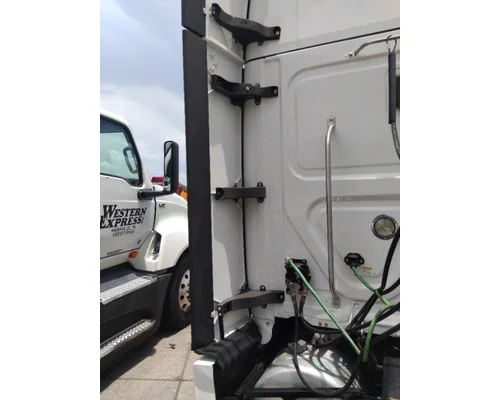 FREIGHTLINER CASCADIA 126 CAB EXTENSION