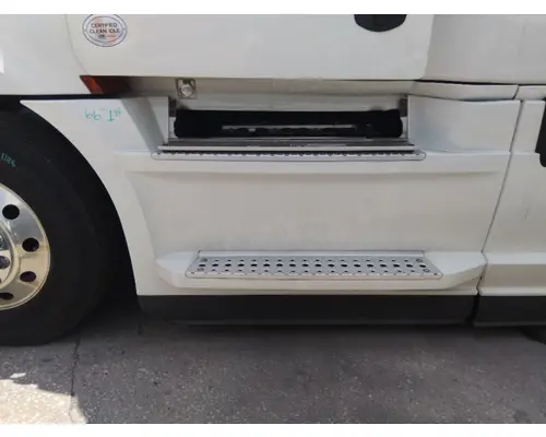 FREIGHTLINER CASCADIA 126 CAB SKIRTSIDE FAIRING