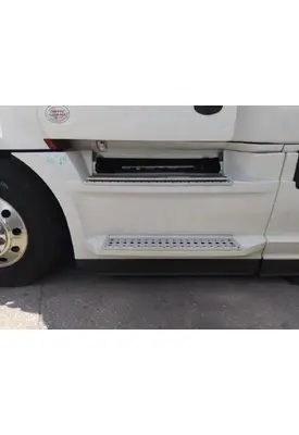 FREIGHTLINER CASCADIA 126 CAB SKIRT/SIDE FAIRING