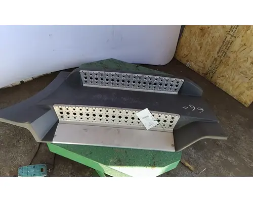 FREIGHTLINER CASCADIA 126 CAB SKIRTSIDE FAIRING