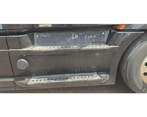 FREIGHTLINER CASCADIA 126 CAB SKIRT/SIDE FAIRING