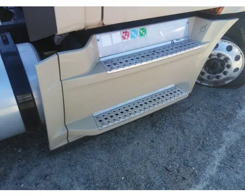 FREIGHTLINER CASCADIA 126 CAB SKIRTSIDE FAIRING