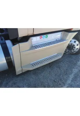 FREIGHTLINER CASCADIA 126 CAB SKIRT/SIDE FAIRING