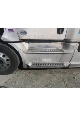 FREIGHTLINER CASCADIA 126 CAB SKIRT/SIDE FAIRING