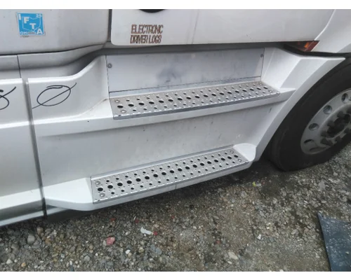 FREIGHTLINER CASCADIA 126 CAB SKIRT/SIDE FAIRING