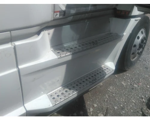 FREIGHTLINER CASCADIA 126 CAB SKIRT/SIDE FAIRING