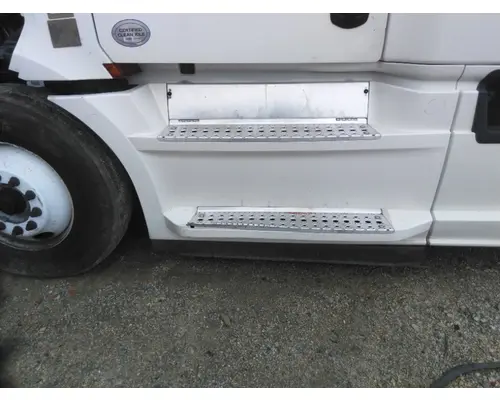 FREIGHTLINER CASCADIA 126 CAB SKIRTSIDE FAIRING