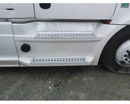 FREIGHTLINER CASCADIA 126 CAB SKIRTSIDE FAIRING