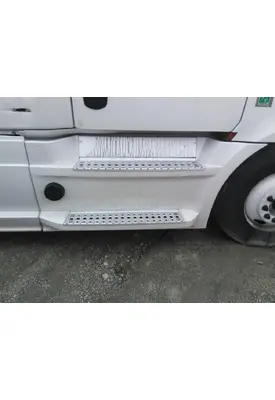 FREIGHTLINER CASCADIA 126 CAB SKIRT/SIDE FAIRING