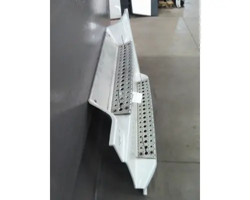 FREIGHTLINER CASCADIA 126 CAB SKIRTSIDE FAIRING