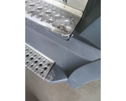 FREIGHTLINER CASCADIA 126 CAB SKIRTSIDE FAIRING