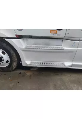 FREIGHTLINER CASCADIA 126 CAB SKIRT/SIDE FAIRING