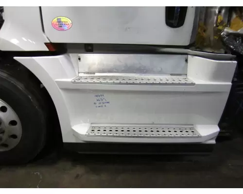 FREIGHTLINER CASCADIA 126 CAB SKIRTSIDE FAIRING