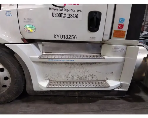 FREIGHTLINER CASCADIA 126 CAB SKIRTSIDE FAIRING